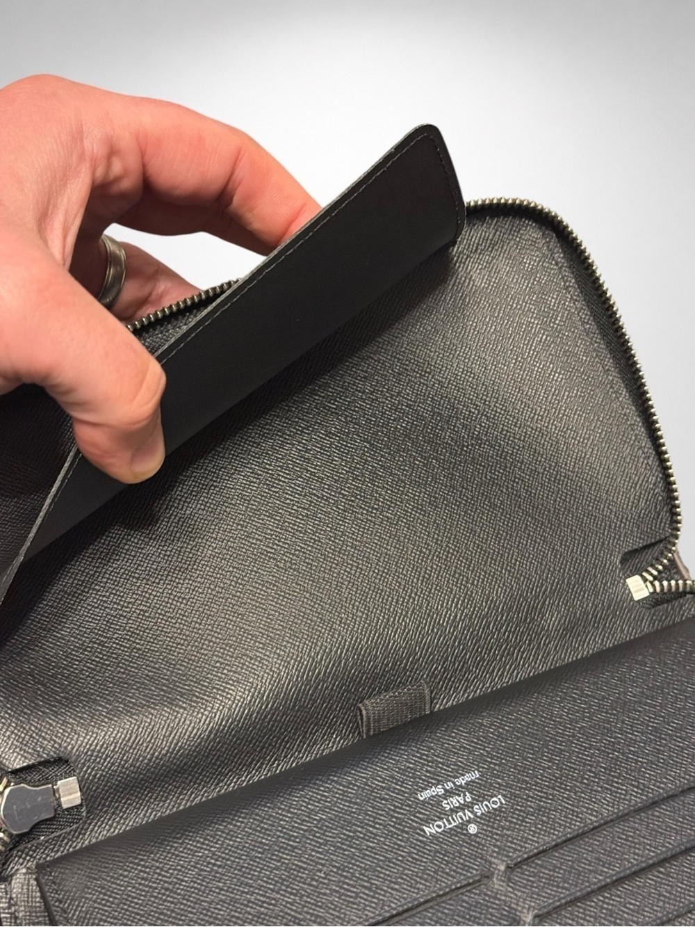 Louis Vuitton Authentic Zippy Wallet Black Epi Leather Travel Organizer - Picture 16 of 16